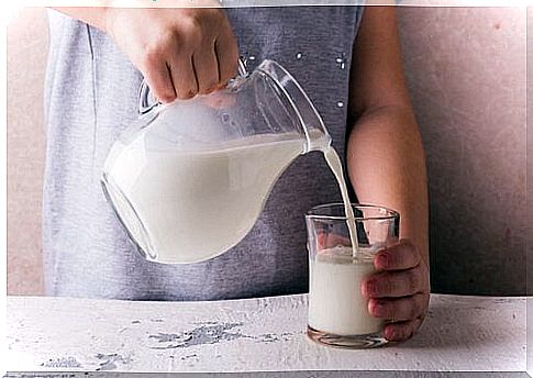 Children who pour milk into glasses