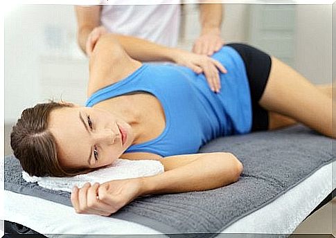 Lady receiving help to prevent hip pain.