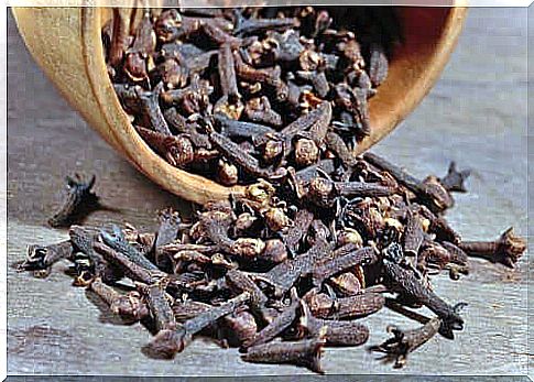 A bowl of cloves