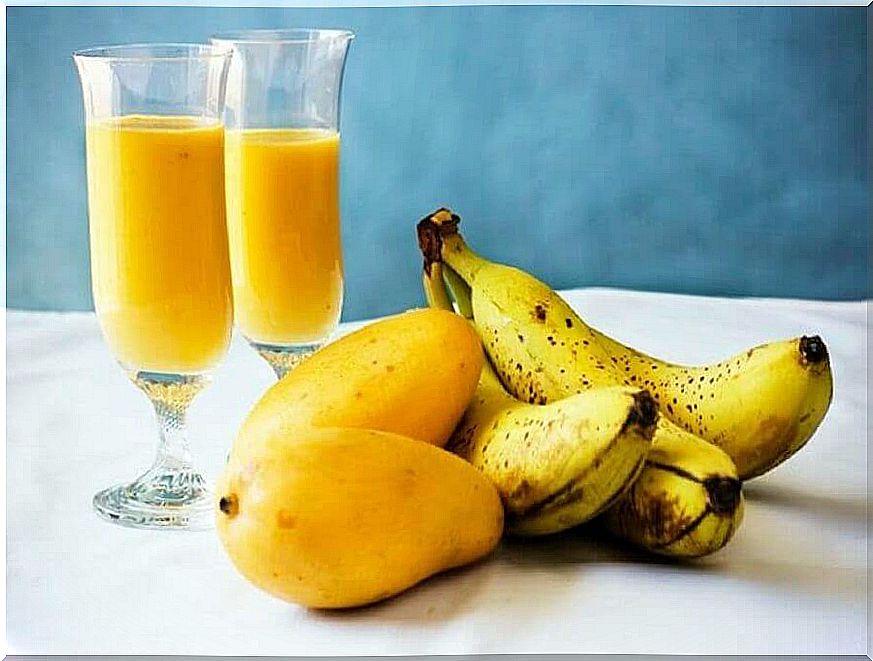 Banana and mango smoothie