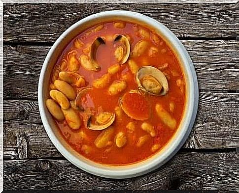 Dishes made with a box of beans: Beans and clams. 