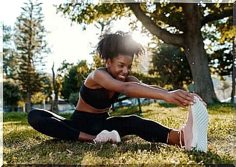 A woman who stretches out.