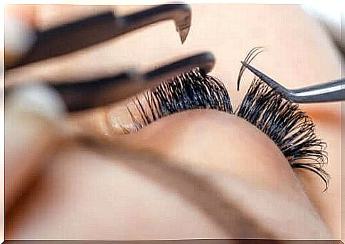 A woman who gets fake lashes put on