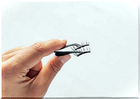 False lashes on tweezers