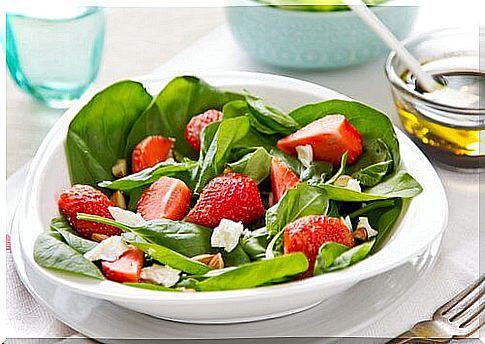 Spinach salad with strawberries