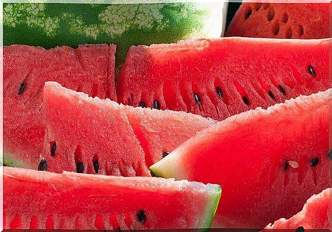 Slices of watermelon to fight water in the body