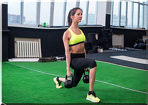 woman doing gait with kettlebells